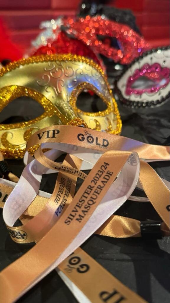 Elegante Maskenmasken mit dekorativen VIP- und Goldbändern.